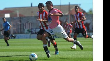 (Heva). Con sus desbordes por izquierda, González le dio salida permanente a Fénix en ofensiva..