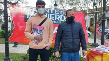 VOLANTEANDO. Julián Battistessa (izq.), en la plaza 12 de Octubre..