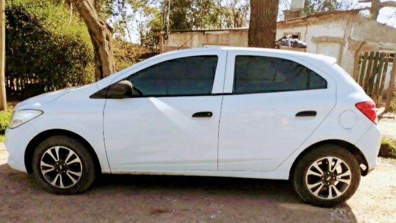 El Chevrolet Onix en el que se desplazaban fue abandonado en el barrio Luchetti de Villa Rosa. Foto @juancaimpacto.