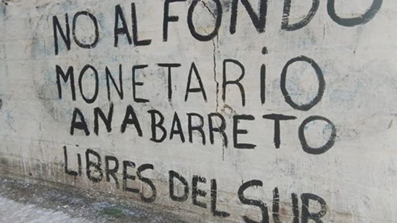 “Decimos NO al acuerdo con el Fondo Monetario Internacional. Exigimos: Que se suspenda el pago!•Que se investigue la deuda. Que se realice una CONSULTA POPULAR. Que se use ese dinero para el crecimiento del país. Ana Barreto, Referente de Libres del Sur Pilar..