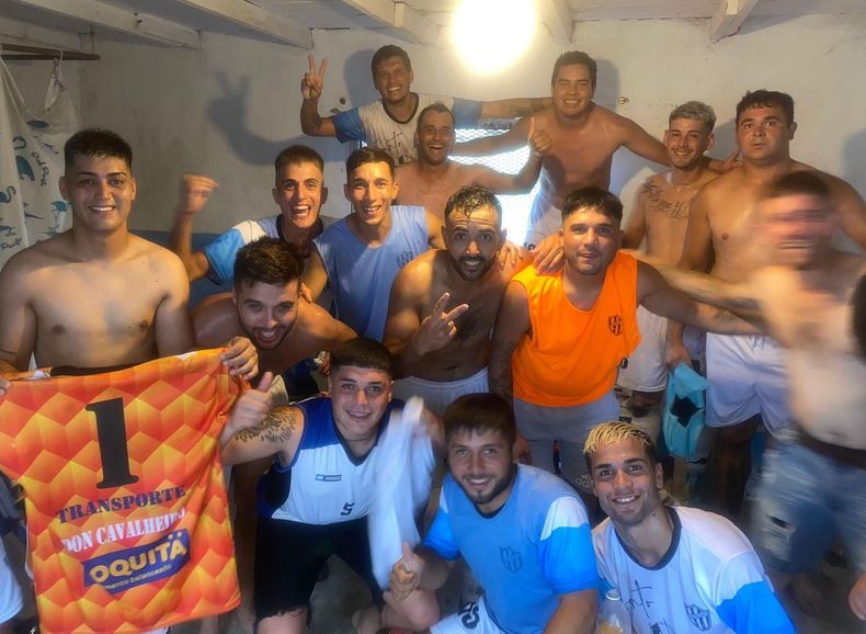 TRIUNFAZO. Los jugadores de San Alejo festejan en el vestuario.