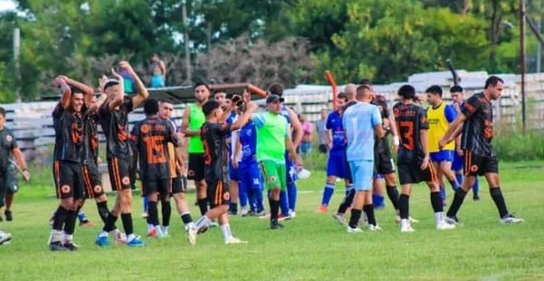 GRAN TRIUNFO Los jugadores de Zelaya festejan la victoria en casa que lo deja cerca de la clasificacin