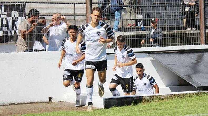 SALIDA. Real Pilar sale a la cancha buscando volver al triunfo..