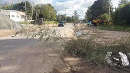 Un nuevo capítulo de las mil y una formas que tenemos los vecinos de señalizar pozos y zanjas peligrosas, mientras esperamos que el Municipio las repare. Esto es en el acceso a Manzanares. Carlos. .