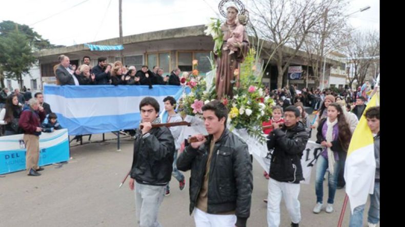 La figura de San Antonio de Padua- patrono de Derqui- pasa delante del palco oficial..