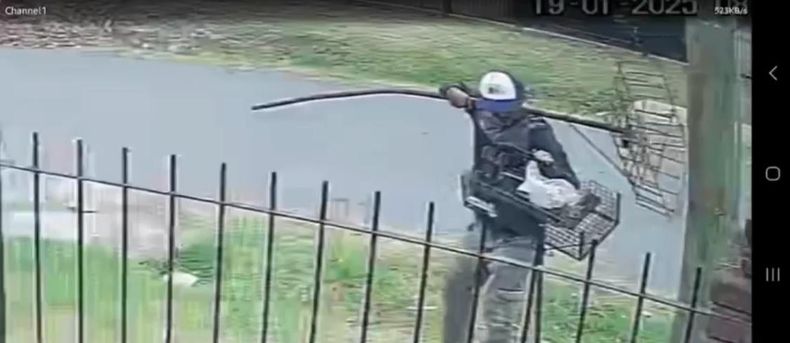 IMAGEN DE VIDEO. Muestra cómo el ladrón arranca el canasto.