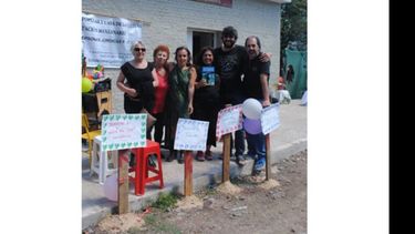 NUEVA CASA. La Biblioteca Popular y Casa de la Cultura Estación Manzanares, inauguró su casa en el mismo predio de la terminal ferroviaria. En la foto, integrantes de la Comisión Directiva acompañados por Víctor Koprivsek, director de El Apogeo, quien aprovechó para presentar su libro “Inventar un viento”..