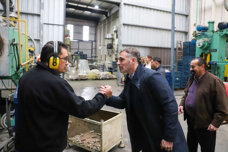 RECORRIDA. Achával visitó otra fábrica en el Parque Industrial para conocer su realidad. &nbsp;