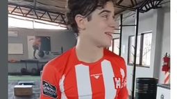 Franco Colapinto con la camiseta de Atlético Pilar.