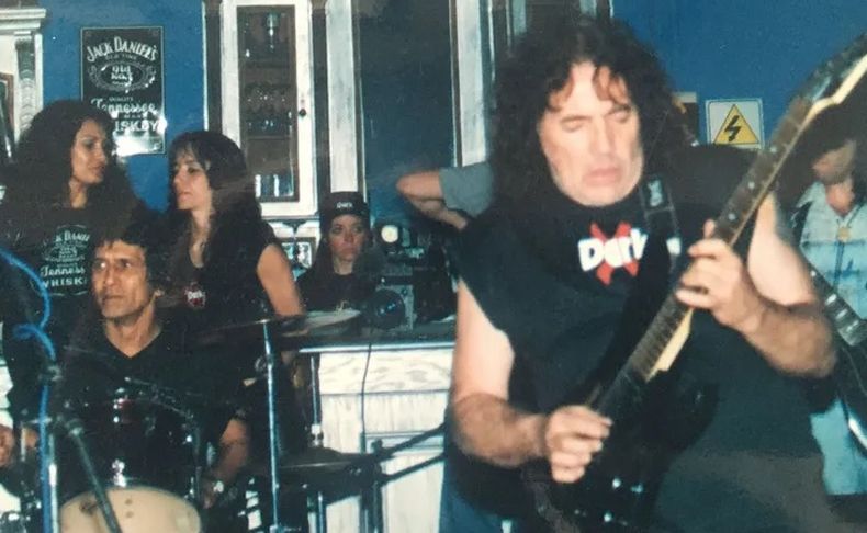 Pappo junto a Black Amaya en el restó De Niro, ubicado en el barrio La Esmeralda. La foto fue tomada por Pajarito Acosta.