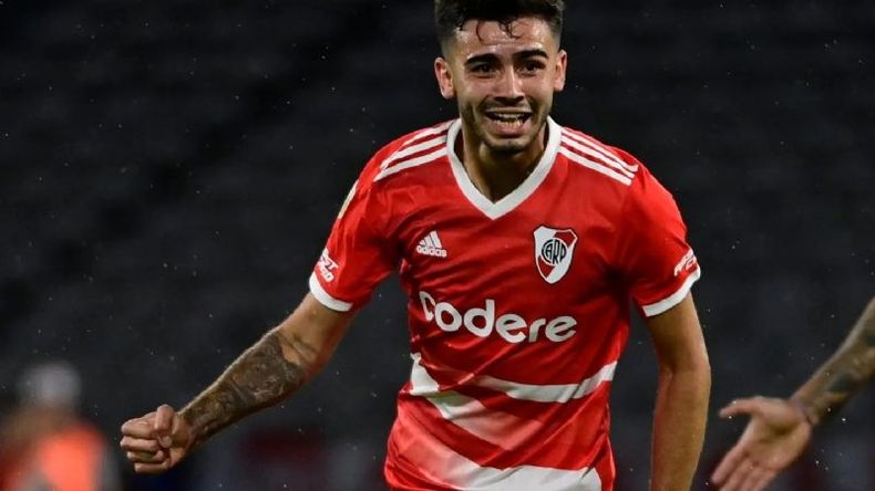 SI-SI-SIMÓN. Santiago fue la figura en el Kempes..