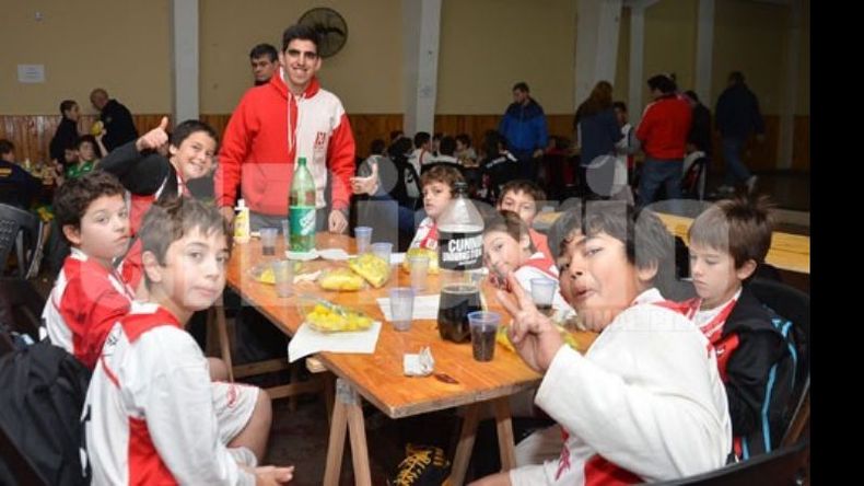 HAMBRE DE GLORIA. Los chicos de Atlético también disfrutaron el encuentro desarrollado en Derqui..