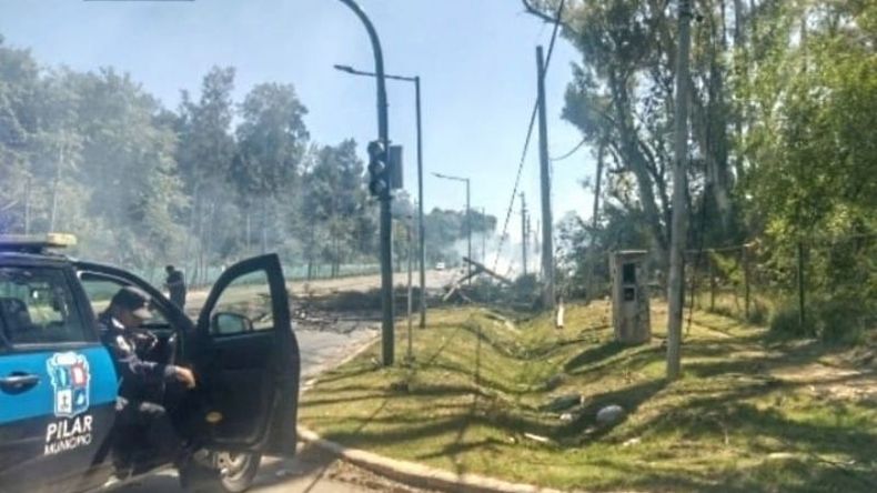 El eucaliptus cayó en la intersección de Ruta 8 y Argerich. Foto @pilaradiario.