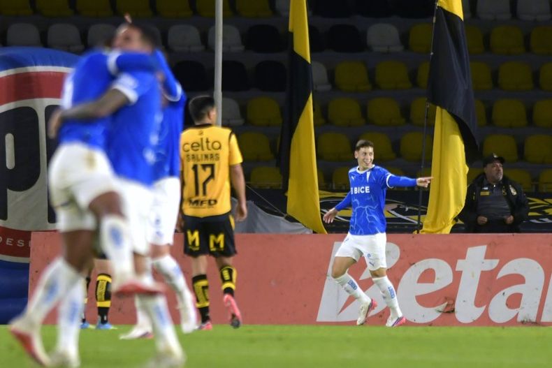 Pesadilla Gómez festeja su gol que significó el gol del triunfo para la UC.