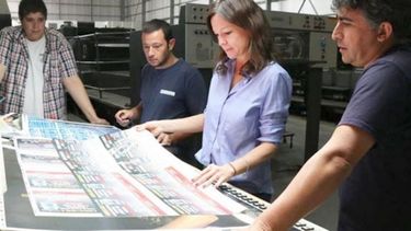 RIESGO. Los trabajadores junto a la ministra Stanley, una de sus clientes..