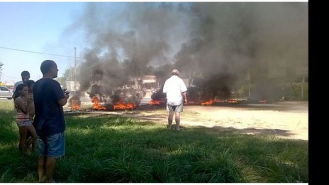 PIQUETE. Protesta en el acceso a Manzanares. Poco después, llegó Edenor..