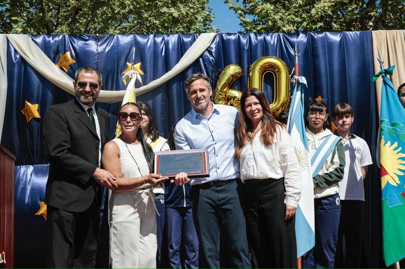 ACTO. Federico Ach´çaval entrega una placa recordatoria a las autoridades del colegio.