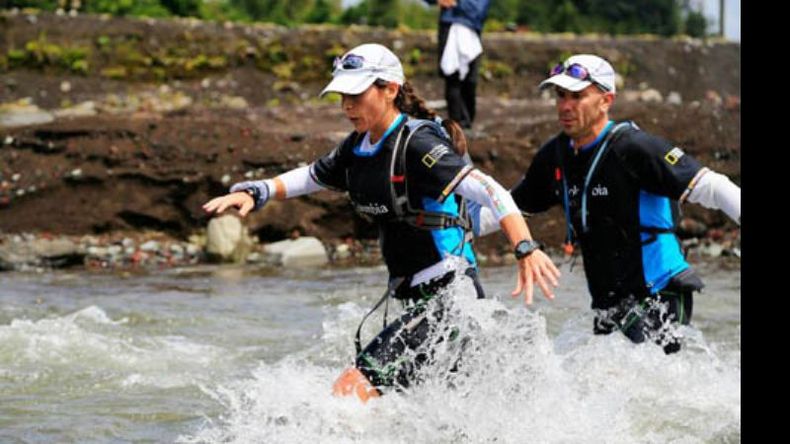 (Leandro Chavarría). Fernández y García cruzan uno de los rápidos durante la travesía en la cordillera..
