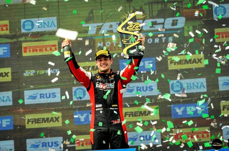PURA FELICIDAD. Azar festeja el triunfo en el podio su 4º triunfo del año.