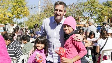 CON LOS CHICOS. Achával recorrió los talleres de Pascua en las localidades..