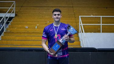 La copa de la Liga Nacional de Vóley 2024 en manos de Juani Lovisolo.