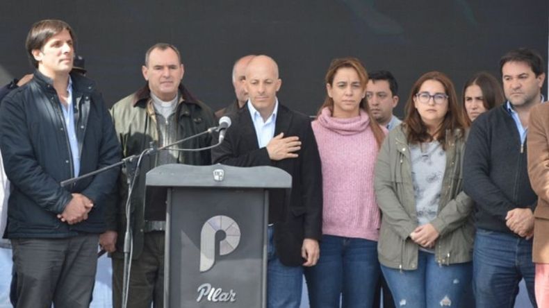 SERIOS. Ducoté y sus funcionarios, el domingo, en Villa Rosa..