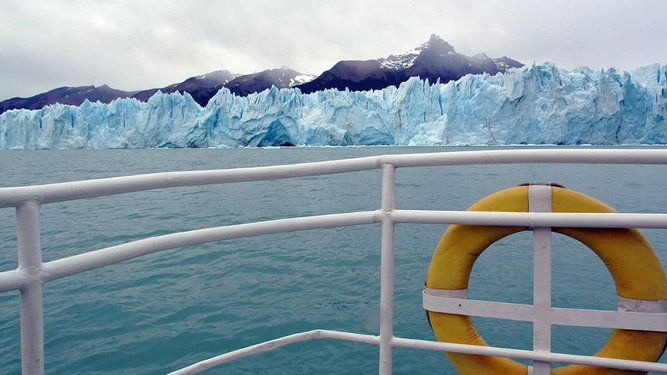 Así emergió un iceberg en el Glaciar Perito Moreno
