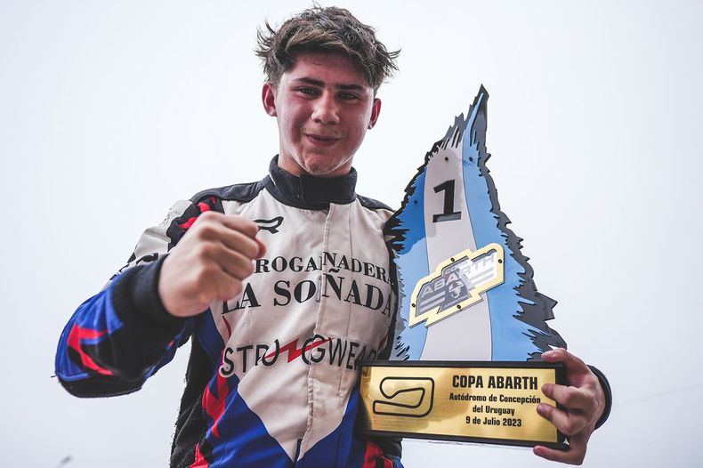 PUÑO APRETADO. Elías festeja con el trofeo su primera victoria en la Copa Abarth.