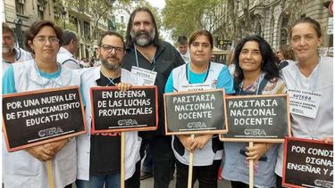LUCHA. Veloso, junto a Baradel y compañeras de Suteba Pilar,en una marcha..