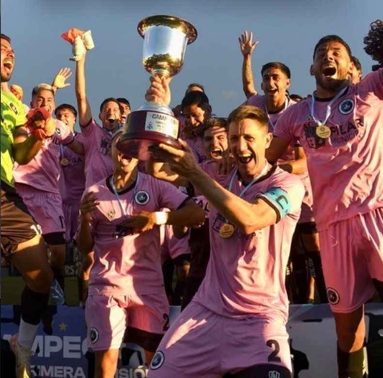 CAMPEÓN. Otermín festeja el título como capitán de Real Pilar.
