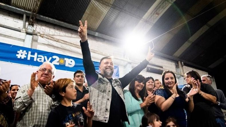 BRAZOS EN ALTO. Pitronaci saluda a los militantes en el cierre del acto..