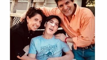 EN FAMILIA. Francisco junto a sus padres, meses después del accidente..