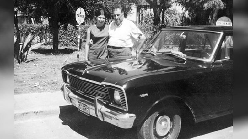 Década de 1970. Humberto Foglia y su hija Mabel junto a su taxi Chevrolet 400, en la parada de la estación de trenes. .