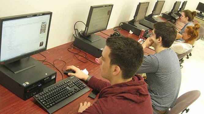 47,9% No tiene PC en su casa.39% de los chicos tiene celular propio..