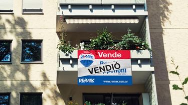 CARTELES. El proyecto de la UCR pide retirar los avisos de franquicias inmobiliarias. .
