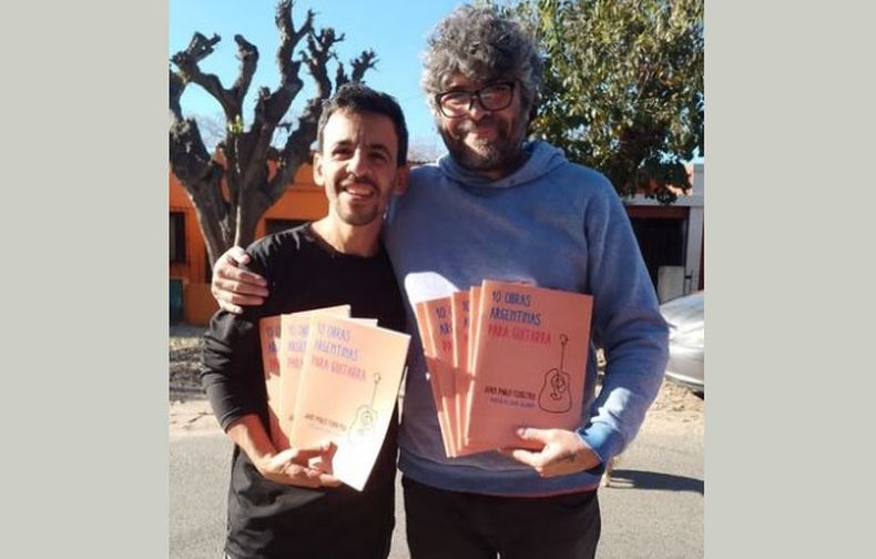 Letra y música. Juan Pablo Ferreyra, feliz con el lanzamiento de su libro “10 obras argentinas para guitarra”. En la foto, el músico junto a Víctori Koprivsek, de Ediciones El Bodegón. “Pronto podrán tenerlo en sus manos (o atriles) quienes deseen”, adelantó Juampi.