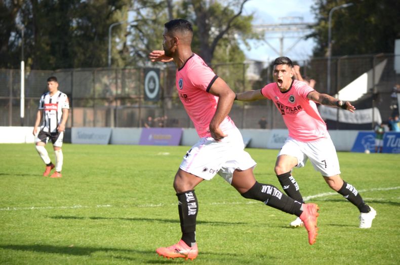 Luis Monge sale disparado festejando su gol. Rodrigo Hernández se le suma.&nbsp;