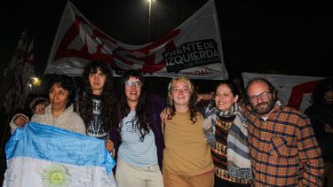 Sasha Lyardet (de beige) junto a Celeste Fierro y otros liberados.&nbsp;