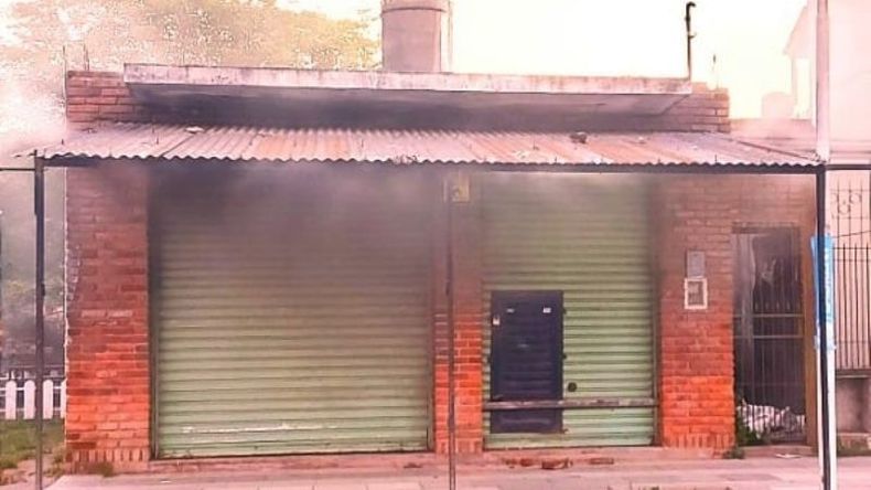 El fuego se inició a causa de un cortocircuito dentro del local. Foto @juancaimpacto.