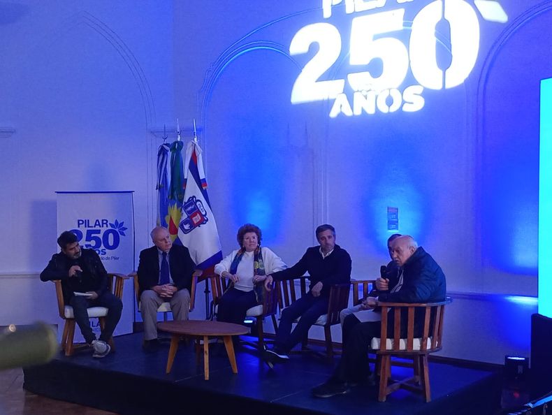 Los cuatro investigadores presentaron el resultado en el Municipio, junto al intendente Federico Ach&aacute;val y Sergio Abrate como moderador.
