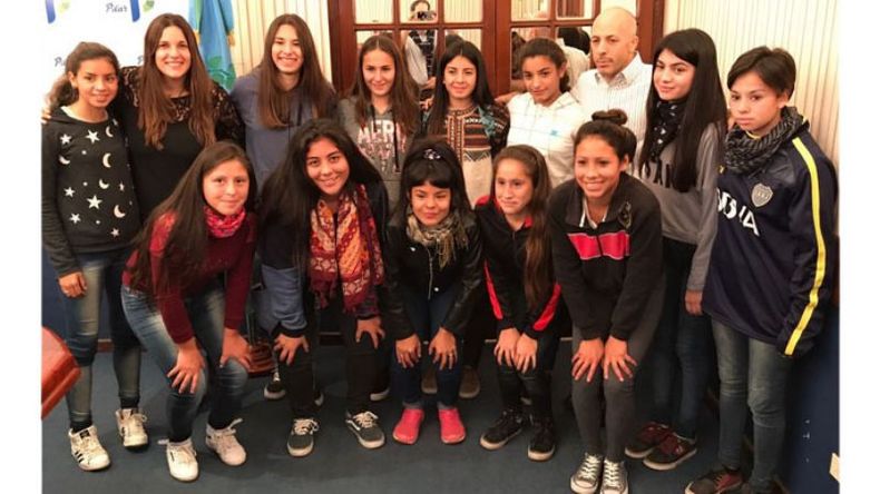 DESPEDIDA. La delegación que viajará a China, en la despedida con las autoridades locales..