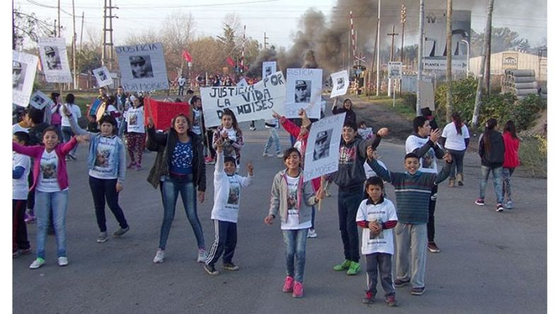 CHICOS. Los manifestantes cortaron Ruta 25 y las vías. .