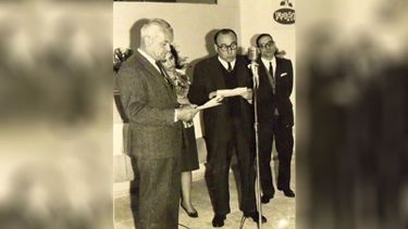 El intendente Andrés Yayo López dando su mensaje a la comunidad..