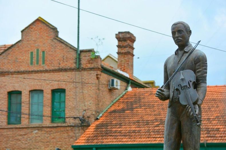 En Venado Tuerto hay un monumento que recuerda a Cayetano Silva. (puebloregional.com). jpg