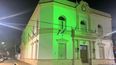 El Palacio Municipal luce iluminado de verde desde el pasado martes