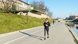 20K. Daiana entrenó en las calles de Cracovia antes de ir rumbo a Viena. .