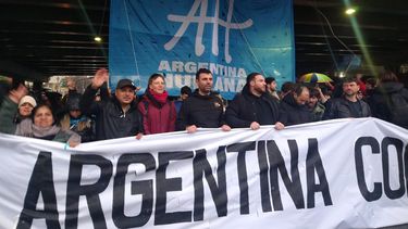 PRIMERA FILA. Cáceres con Grabois durante una marcha a la casa de Cristina.&nbsp;
