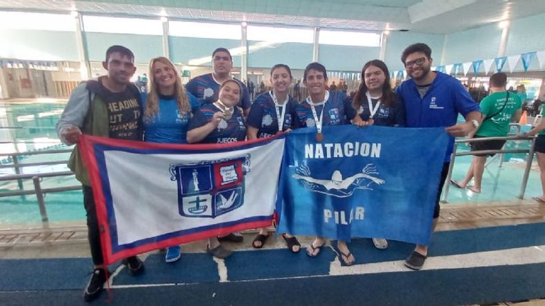 El director de Deportes, Fernando Trillo, junto a los ganadores de medallas en Natación..