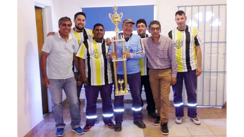 MUNICIPALES, CON COPA. Son los equipos de Dirección de Plazas (campeón) y Obras Especiales (subcampeón) del Torneo de Trabajadores Municipales organizado por el Sindicato Municipal. Entregó la copa, el secretario general del gremio, Luis Molina. .