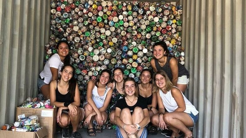 Voluntarias de Ecobotellas Pilar, con material recolectado..